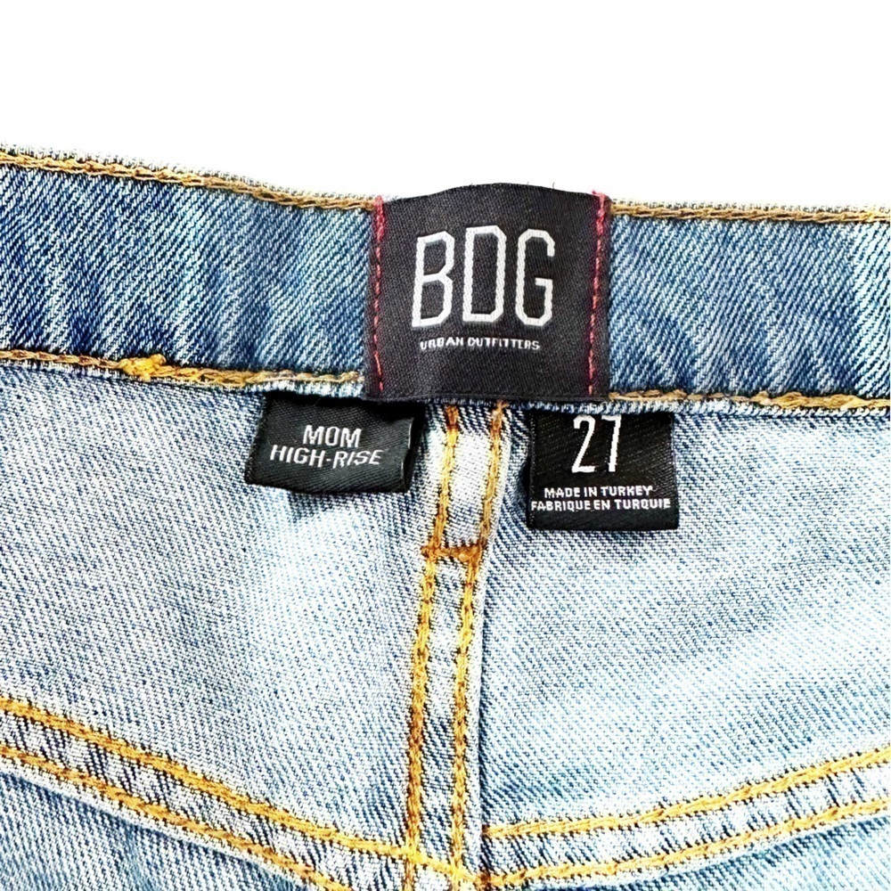 BDG Urban Outfitters Womens Sz 27 High Rise Mom Jeans Distressed Light Wash - Picture 7 of 10